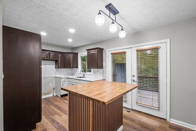 Building Photo - 3100 Fern Valley Dr SW