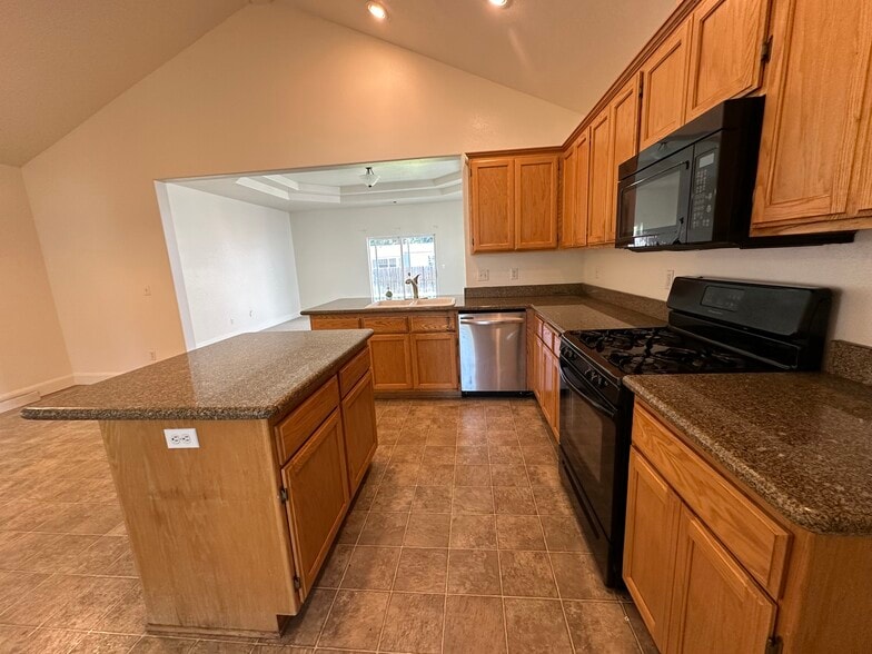 Building Photo - 818 Solano Cir