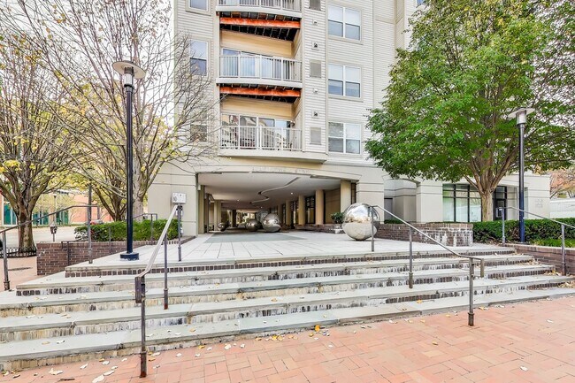 Building Photo - Luxury 1BD/1BA condo steps to SS METRO