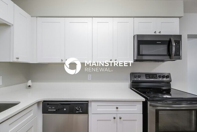 Building Photo - 4 Bedroom Pet-Friendly Home in Apopka, FL with Main Street Renewal