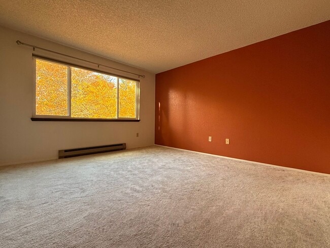 Building Photo - Lovely 2-Bedroom End Unit Condo in Cedarwo...