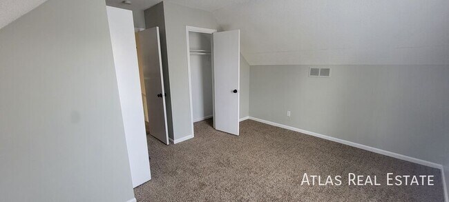 Building Photo - 5711 W 157th Terrace