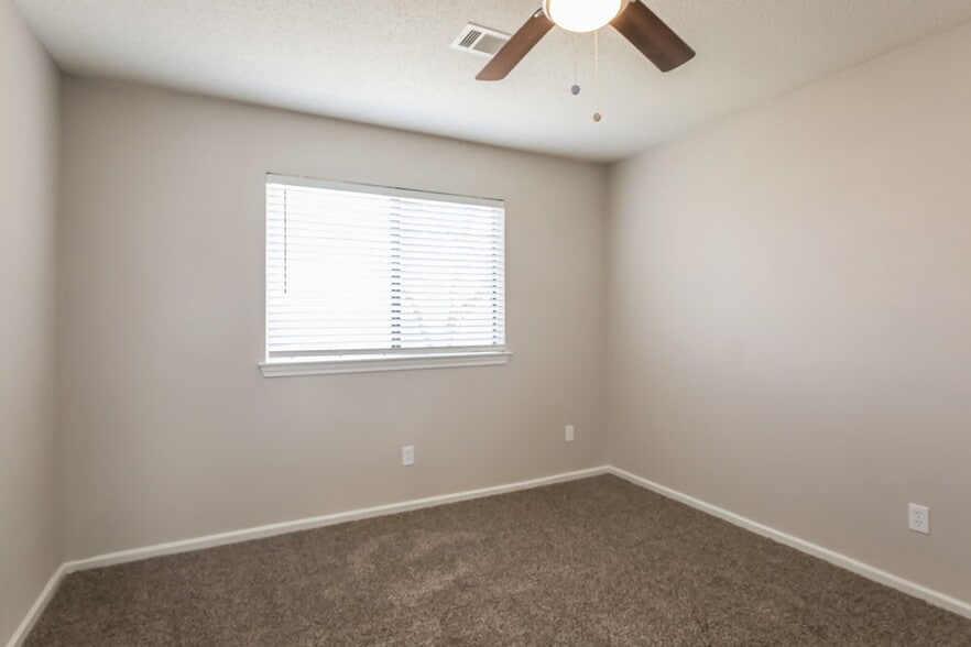 Building Photo - 657 Edgewood Dr