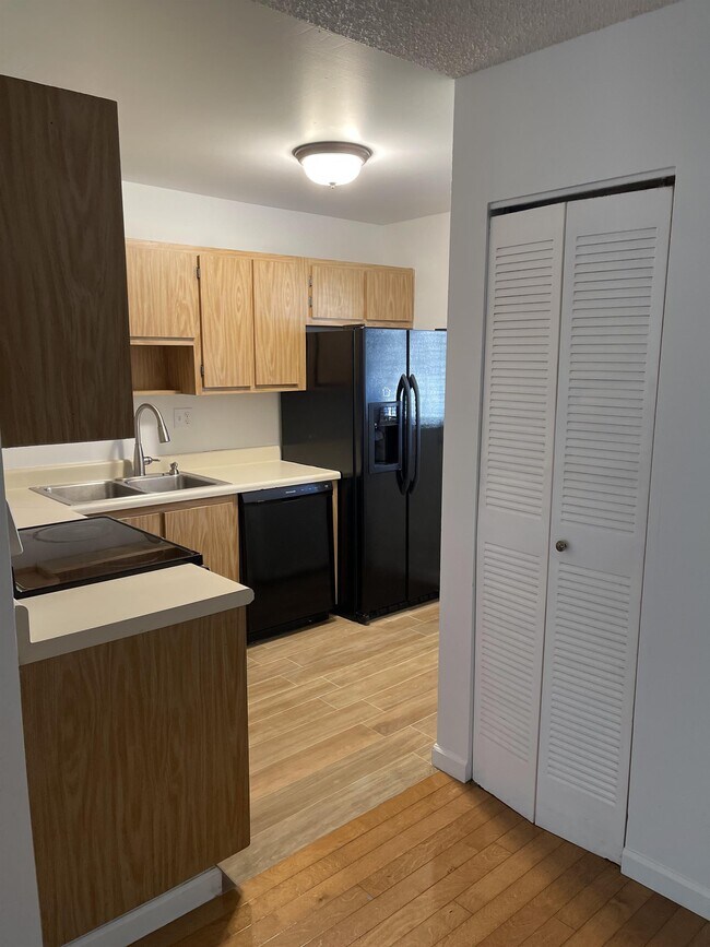 Building Photo - 102 Gardens Dr