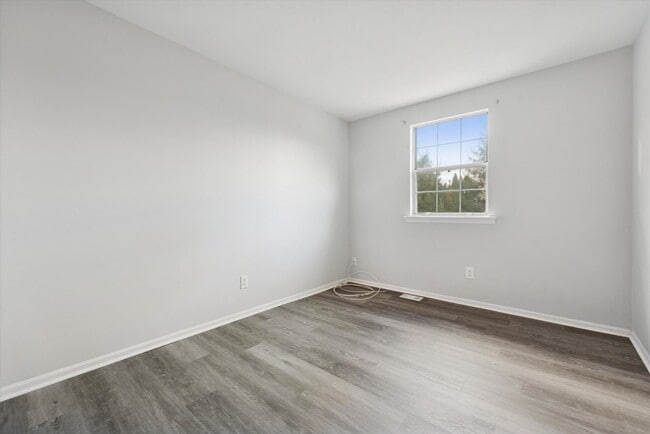 Building Photo - Available Now – Beautifully Updated 3 Bedr...