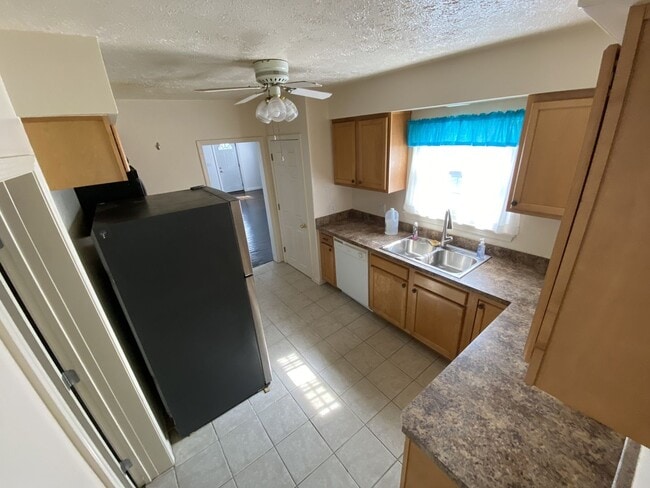 Building Photo - CENTRALLY LOCATED THREE BEDROOM HOUSE IN H...