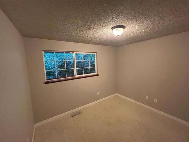 Building Photo - 5 bed, 2 bath Covington Home w/2-car garag...
