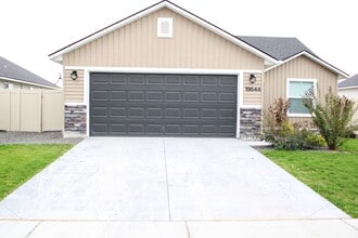 Building Photo - Executive Rental!