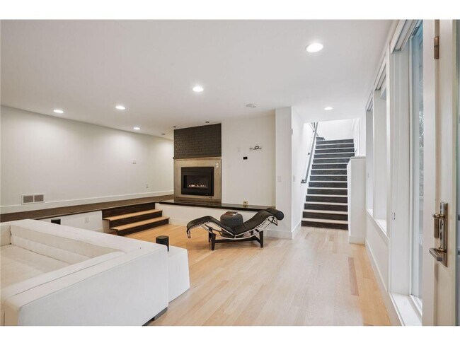 Building Photo - 209 Westwood Dr N