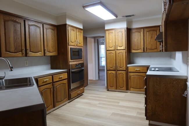 Building Photo - 4819 Royal Oak St