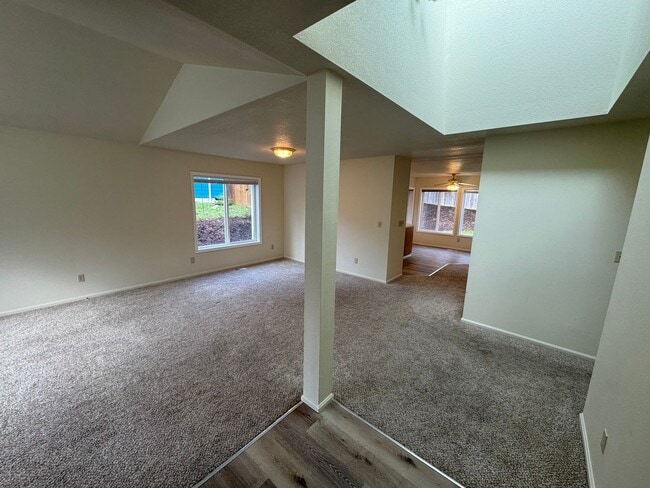 Building Photo - Single level home ~3 Bedroom ~ 2 bath House in Great Location with A/C