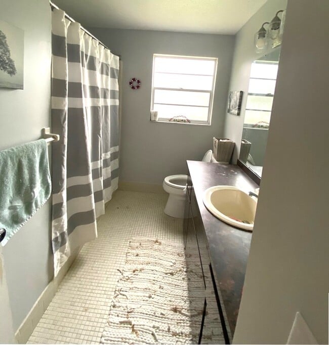 Building Photo - 700 Lindenwood Cir E