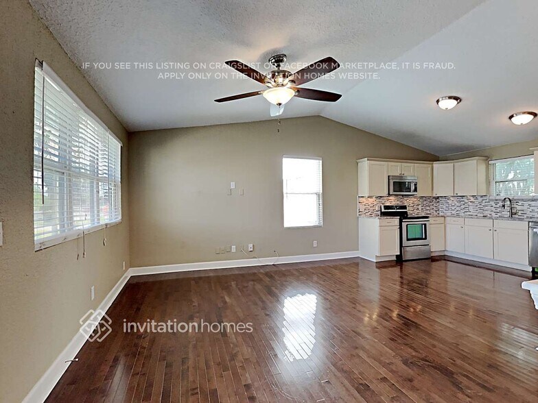 Building Photo - 410 4th St S