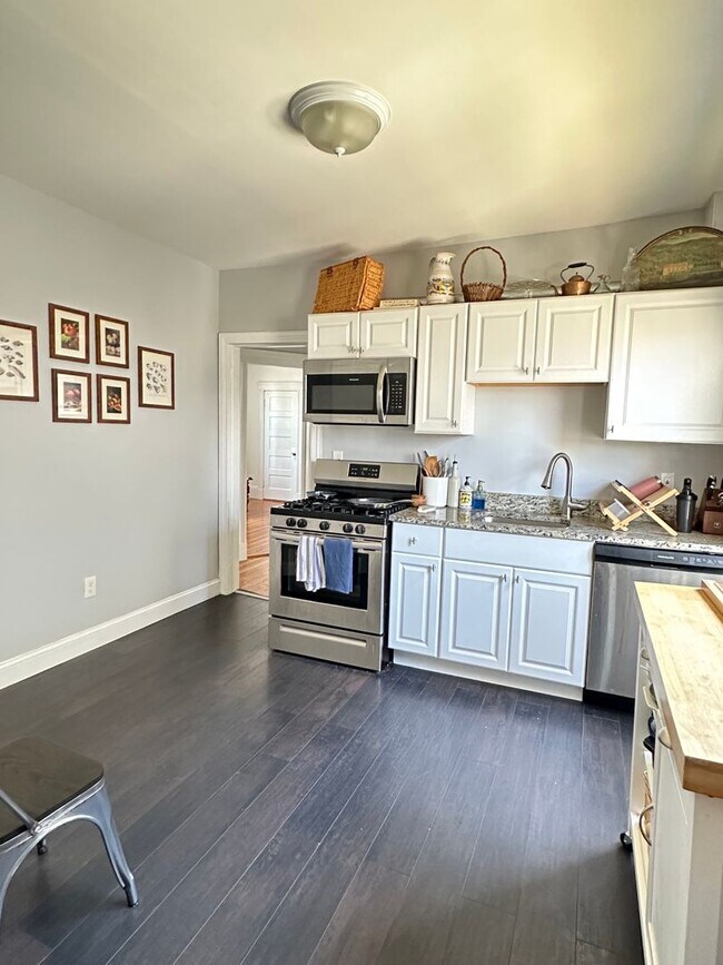 Building Photo - The Perfect 2bed/1bath with Porch, Private...