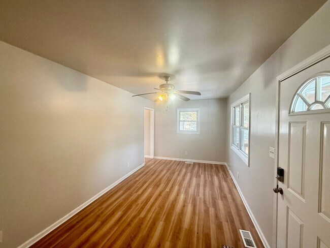 Building Photo - Two bedroom, 1 bath house in Burlington