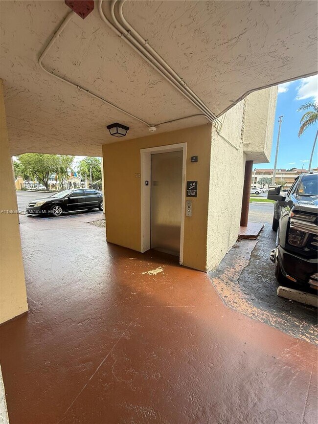 Building Photo - 8860 Fontainebleau Blvd
