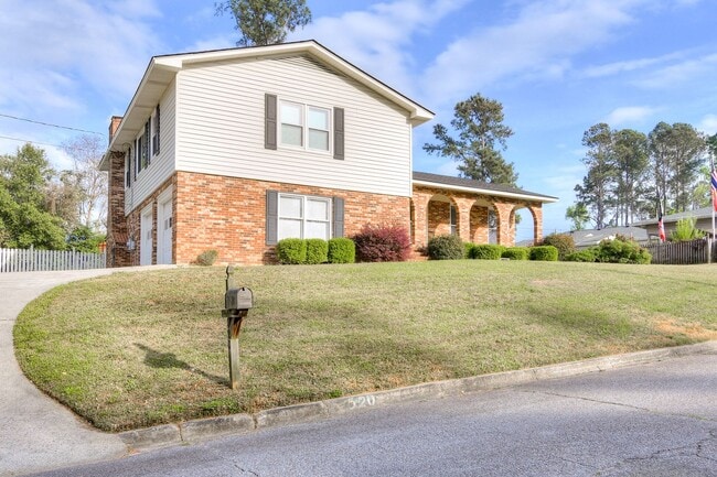 Building Photo - Great Location 4 Bedroom