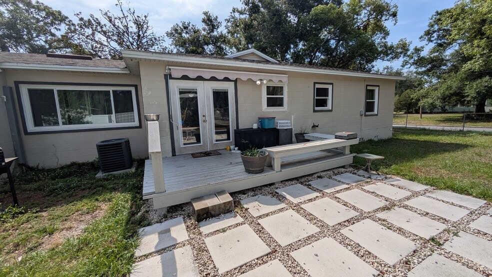 Building Photo - 215 S Elm Rd