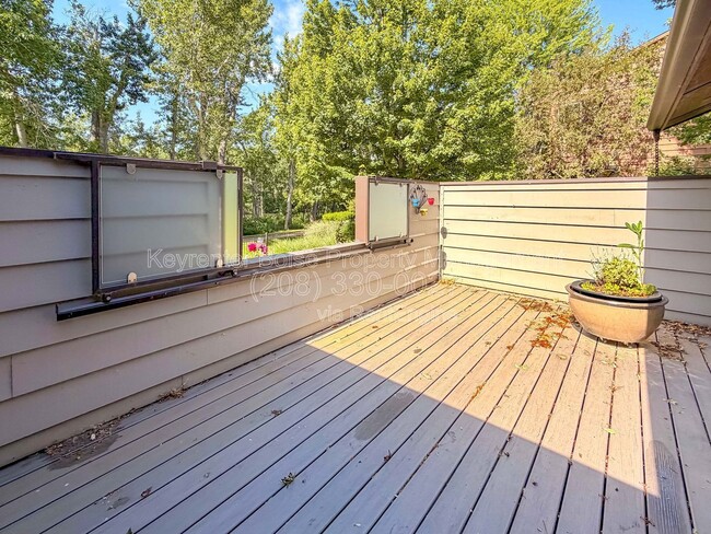 Building Photo - 4780 N Riverfront Dr