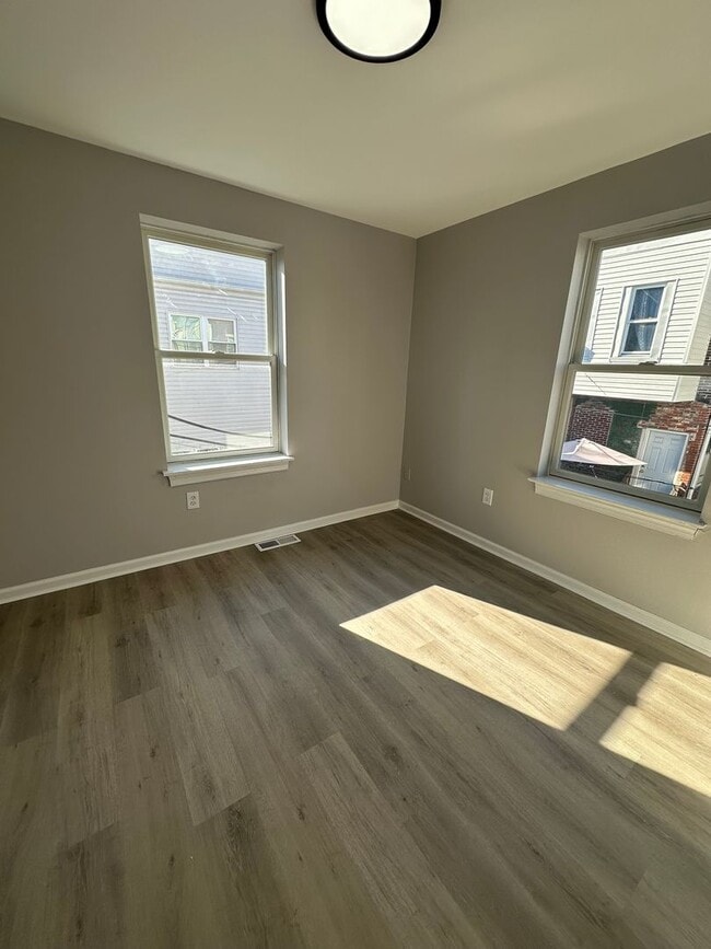 Building Photo - Beautifully renovated 3 Bed, 1.5 bath available. Section 8 welcomed!