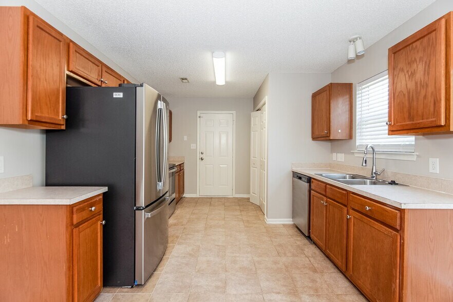 Building Photo - 715 Almora Dr