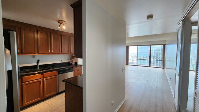Building Photo - Harbor Square, Makai Building, 1 bedroom, ...