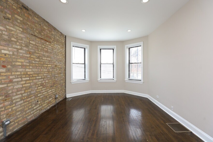 Building Photo - 2019 N Hoyne Ave