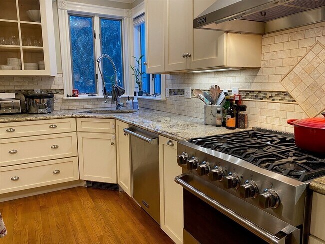 Building Photo - 35 Wellesley St