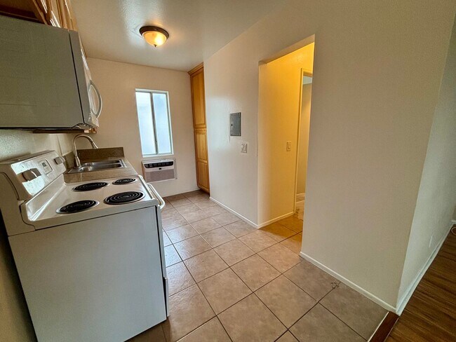 Building Photo - Bright and airy second floor studio, 1 bathroom apartment