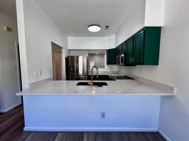 Building Photo - Newly remodeled 3 bed 2.5 bath townhome in...