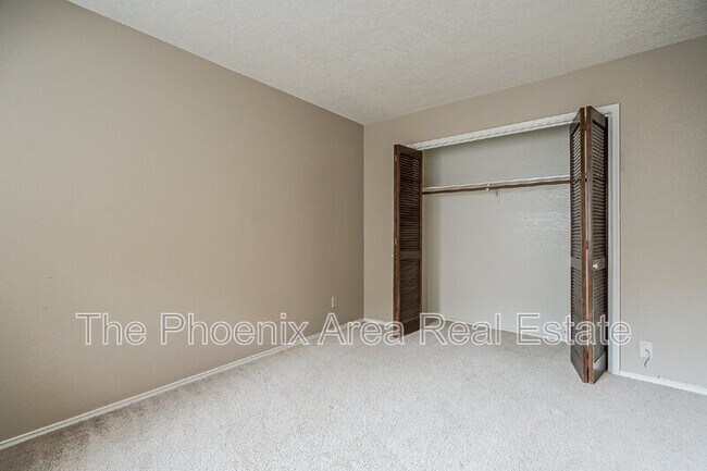 Building Photo - 2256 W Lindner Ave