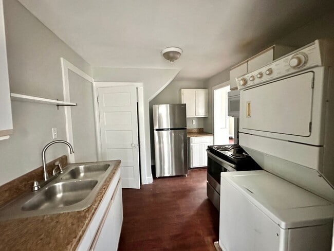 Building Photo - Duplex Townhouse with Huge Yard! Pet Friendly! Close to the Lake!