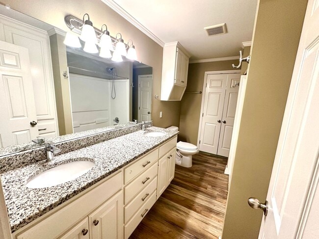 Building Photo - **Application Received ** Available Now! Charming 4-Bedroom Home with Modern Kitchen & Spacious B...
