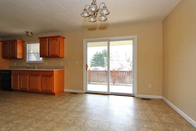 Building Photo - 4 Bedroom House Close to Campus