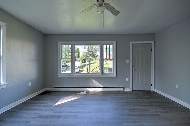 Building Photo - 304 N Hardin St