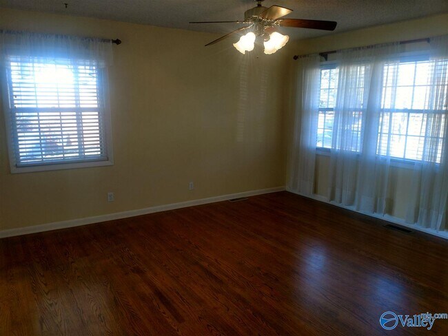 Building Photo - 11012 Crestfield Dr SE