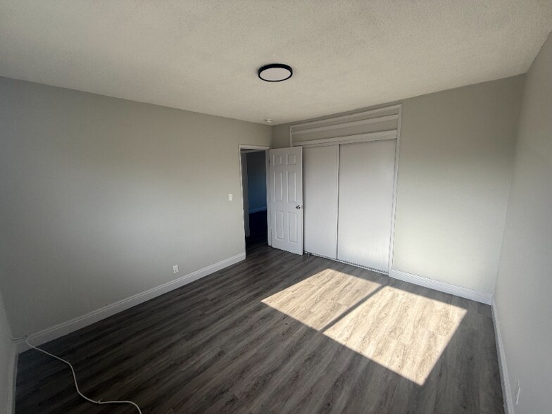 Building Photo - 1122 W 94th St