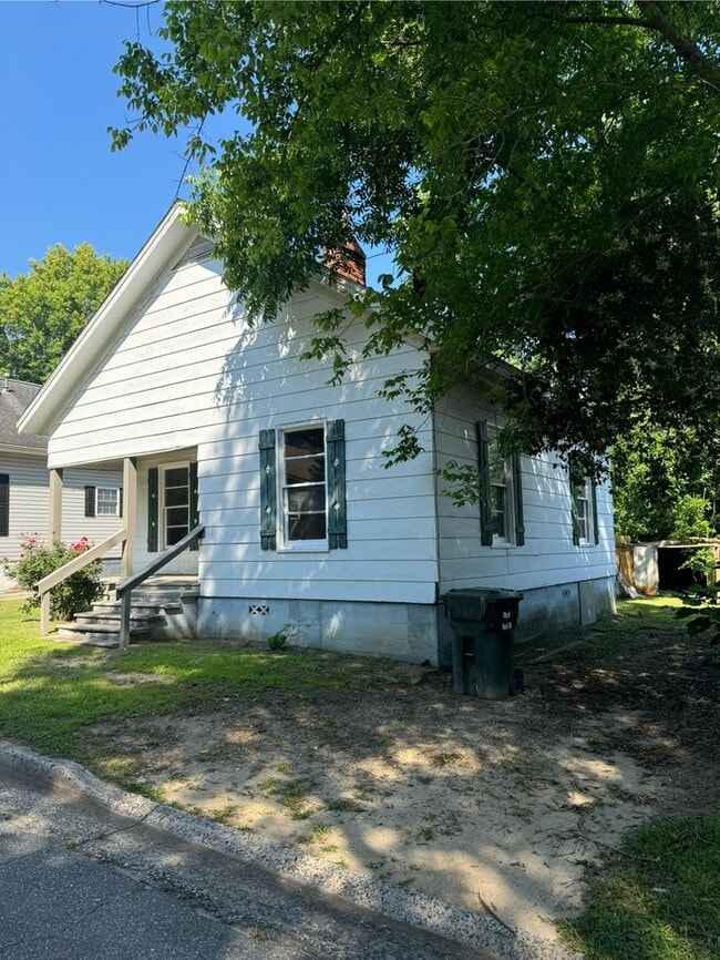 Building Photo - 323 Hasty St