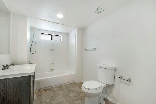 Building Photo - 8425 Redwood Ave