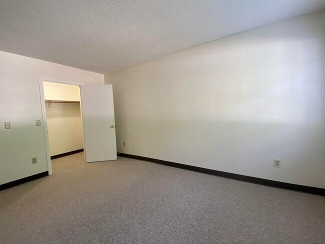 Building Photo - 377 Huse Rd