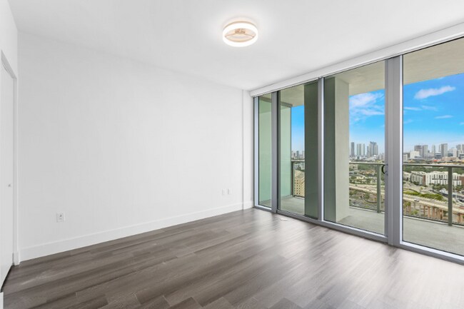 Building Photo - 1480 NW North River Dr