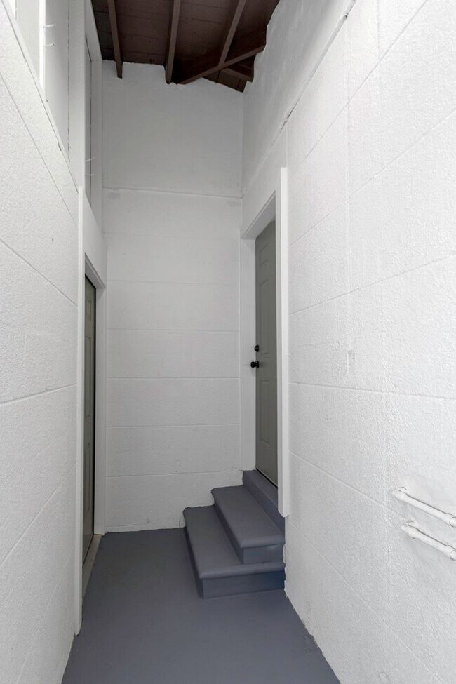 Building Photo - 2710 Boca Ciega Dr N