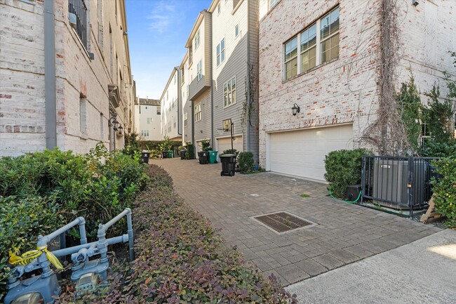 Building Photo - 1005 St Charles St