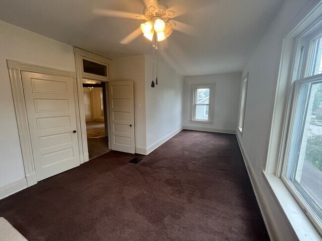 Building Photo - 215 W Elm St