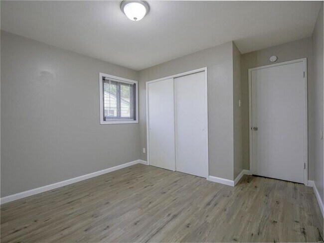 Building Photo - Welcome to 8264 Morganford!