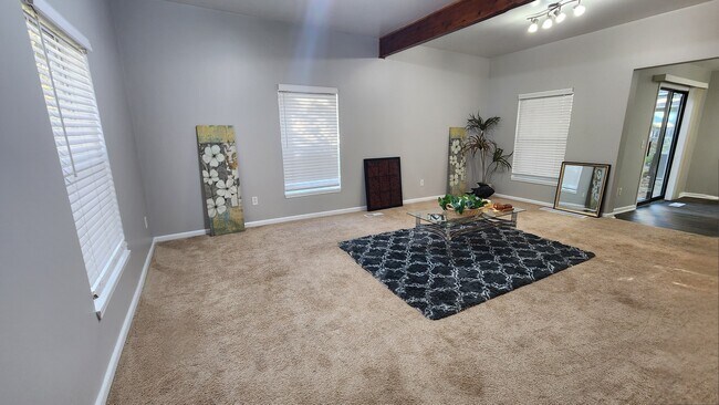 Building Photo - 627 Michigan St