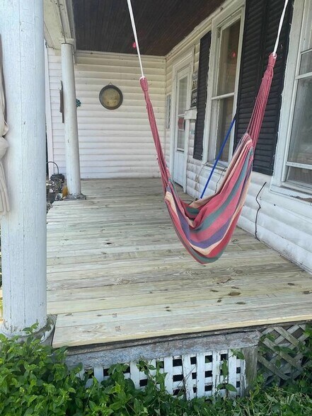 Building Photo - 621 1/2 East Adams Street, Right side