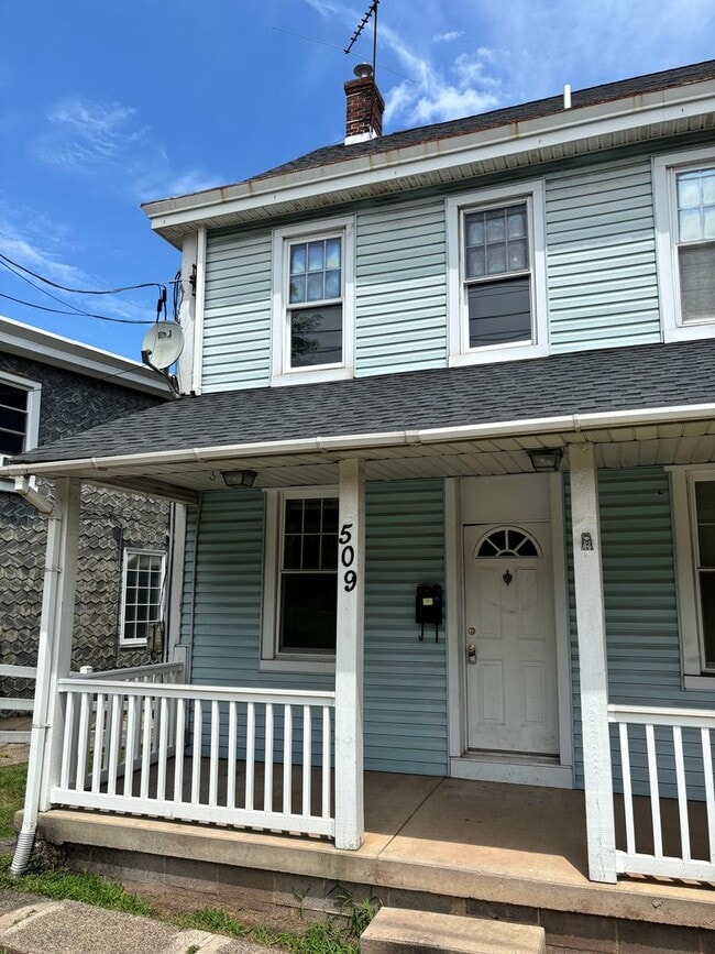 Primary Photo - 3 bed 1.5 bathroom apartment in Harleysvil...