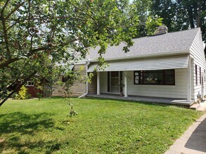 Building Photo - 3 bedroom, 2 bath House in Green Acres: Av...