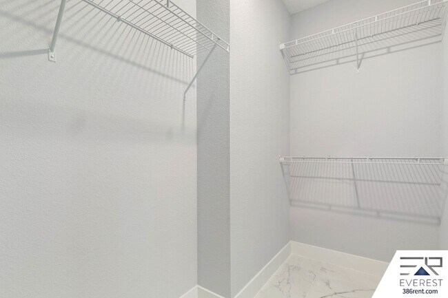 Building Photo - FULLY FENCED, LIKE NEW, CUSTOM BUILT 3/2/2 ON A CUL DE SAC IN DESIRABLE QUAIL HOLLOW